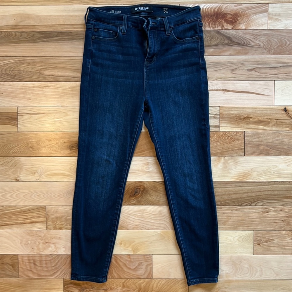 EUC Liverpool Size 6 high rise ankle jeans